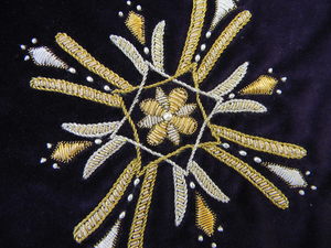 Фиолетовый шитье шнурами и канителью